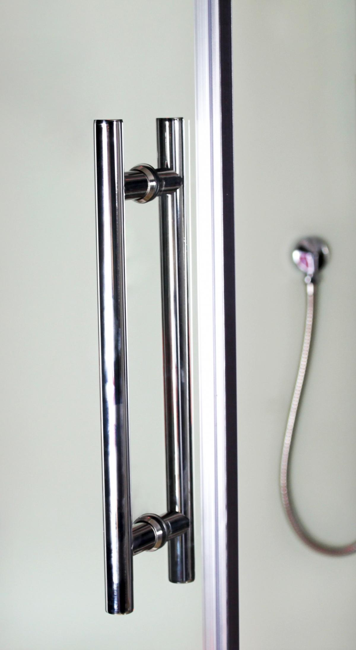 Duschgriff in einem Badezimmer, mit silbernen Griffen und einer Duschbrause.