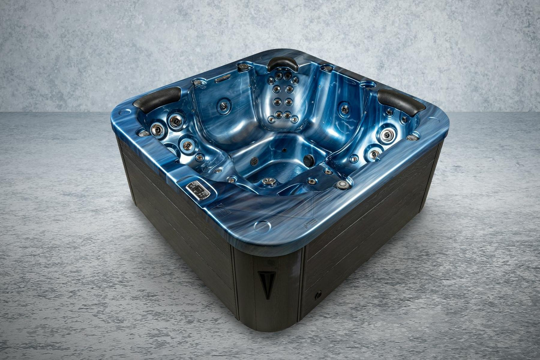Whirlpool. Blauer Innenraum mit dunkelbrauner Außenseite. Grauer Betonhintergrund. Draufsicht.