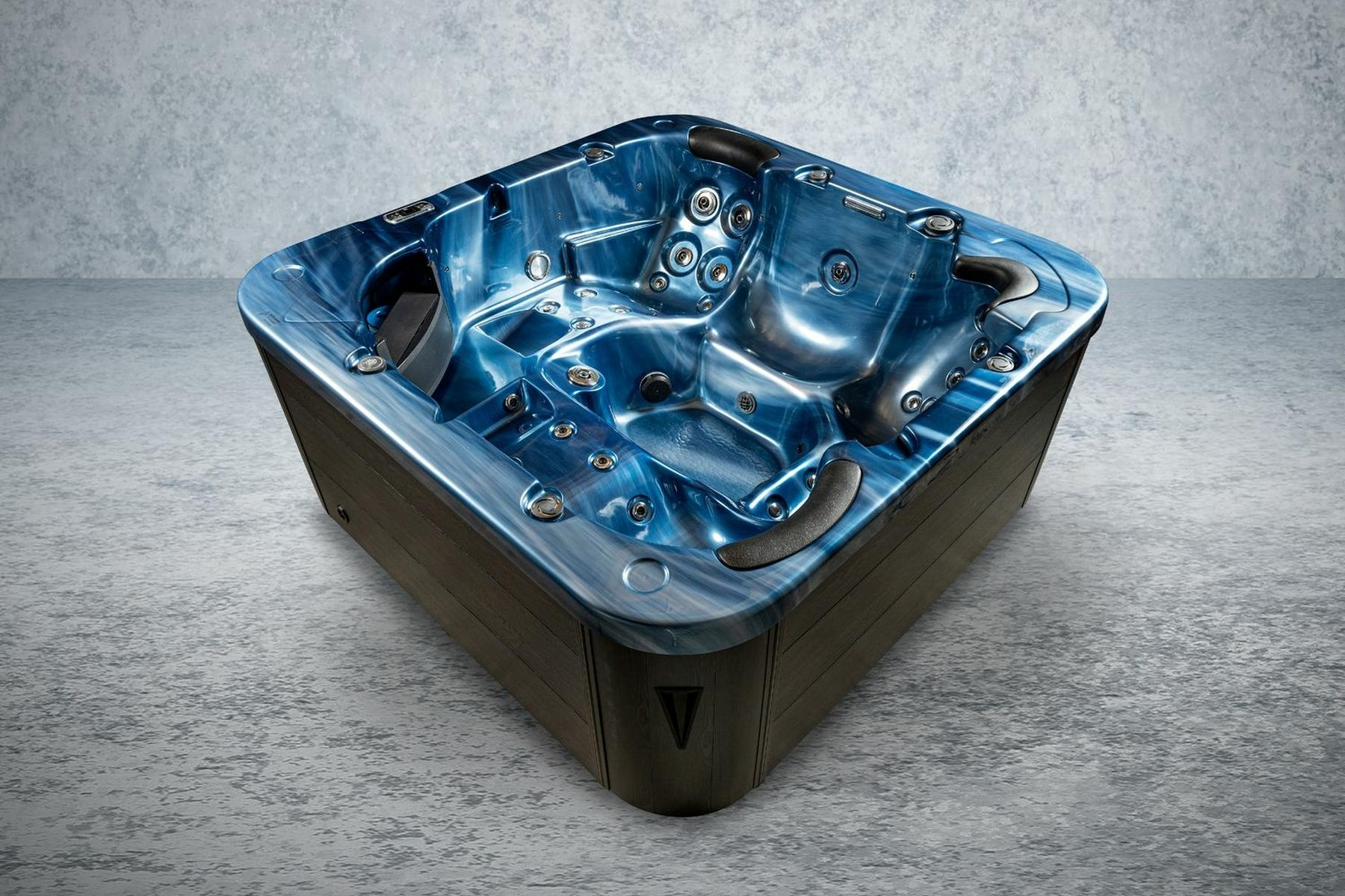 Ein blaues und braunes Sprudelbad mit quadratischer Form. Es steht auf einem grauen Betonboden.