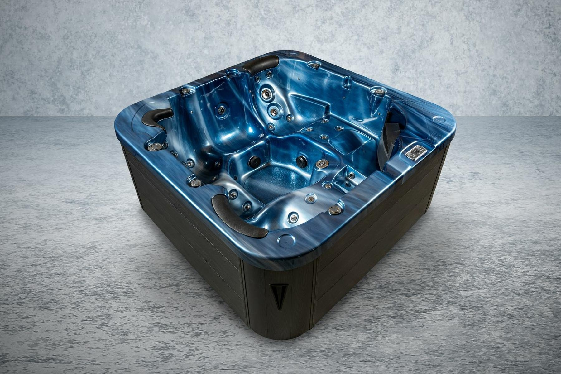 Blauer Whirlpool mit dunkelgrauem Äußeren. Das Becken ist mit Wasser gefüllt und hat mehrere Düsen und Bedienelemente.