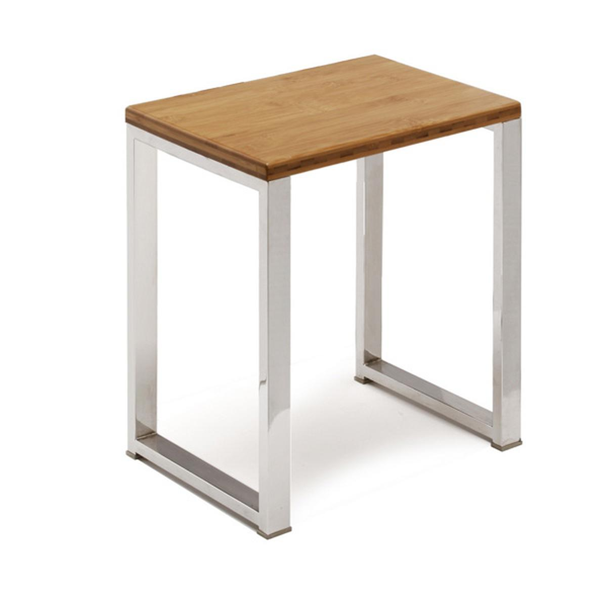 Kleiner Holztisch mit Edelstahlbeinen auf weißem Hintergrund.