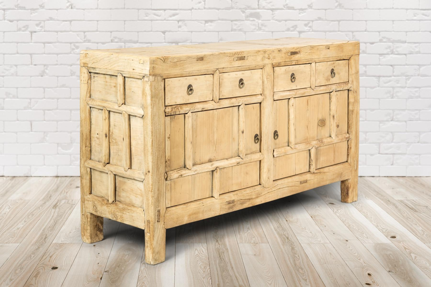 Holzschrank mit mehreren Schubladen und Türen, helle Holzfarbe.