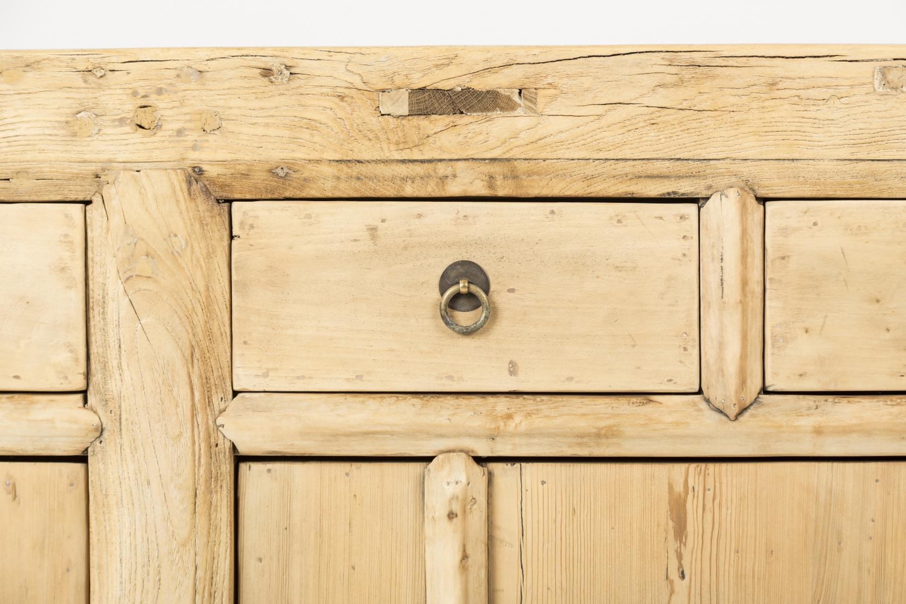Ein helles Holzschrank mit Schublade und Messinggriff.