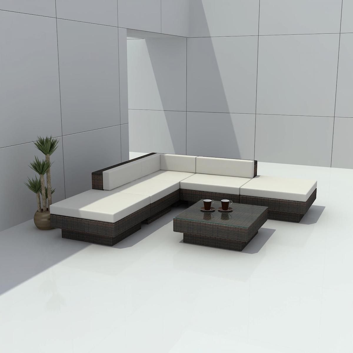 L-förmiges Outdoor-Sofa mit weißen Kissen und einem kleinen Tisch mit zwei Kaffeetassen auf weißem Boden.