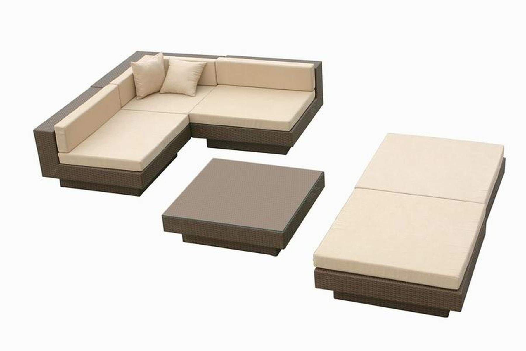 Gartenmöbelset. L-förmiges Sofa, quadratischer Tisch und Einzelsofa. Beige Kissen, braune Rahmen.