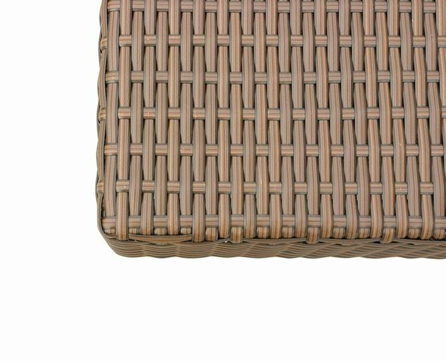 Nahaufnahme von gewebtem Rattan. Das Material ist braun und aufwendig gewebt.