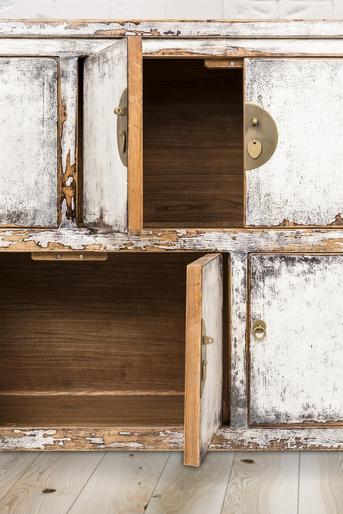 Holzschrank mit offenen Türen. Innenraum ist sichtbar. Weißes, abgenutztes Finish.