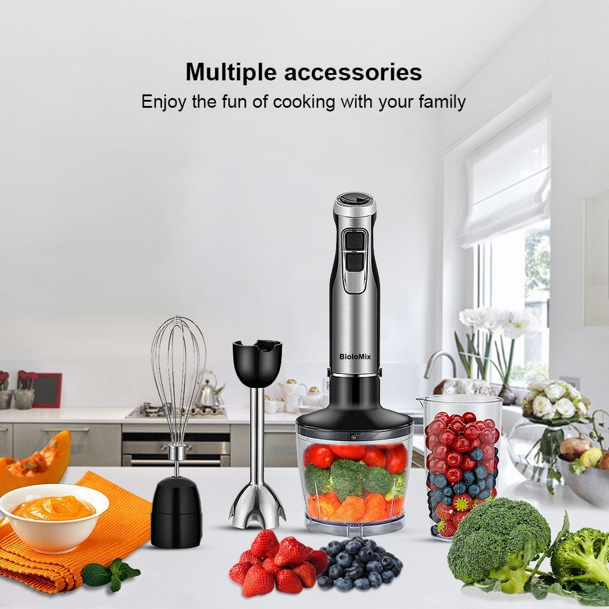 Frullatore con accessori: frusta, tritatutto, fragole, mirtilli, broccoli e pomodori in barattolo.
