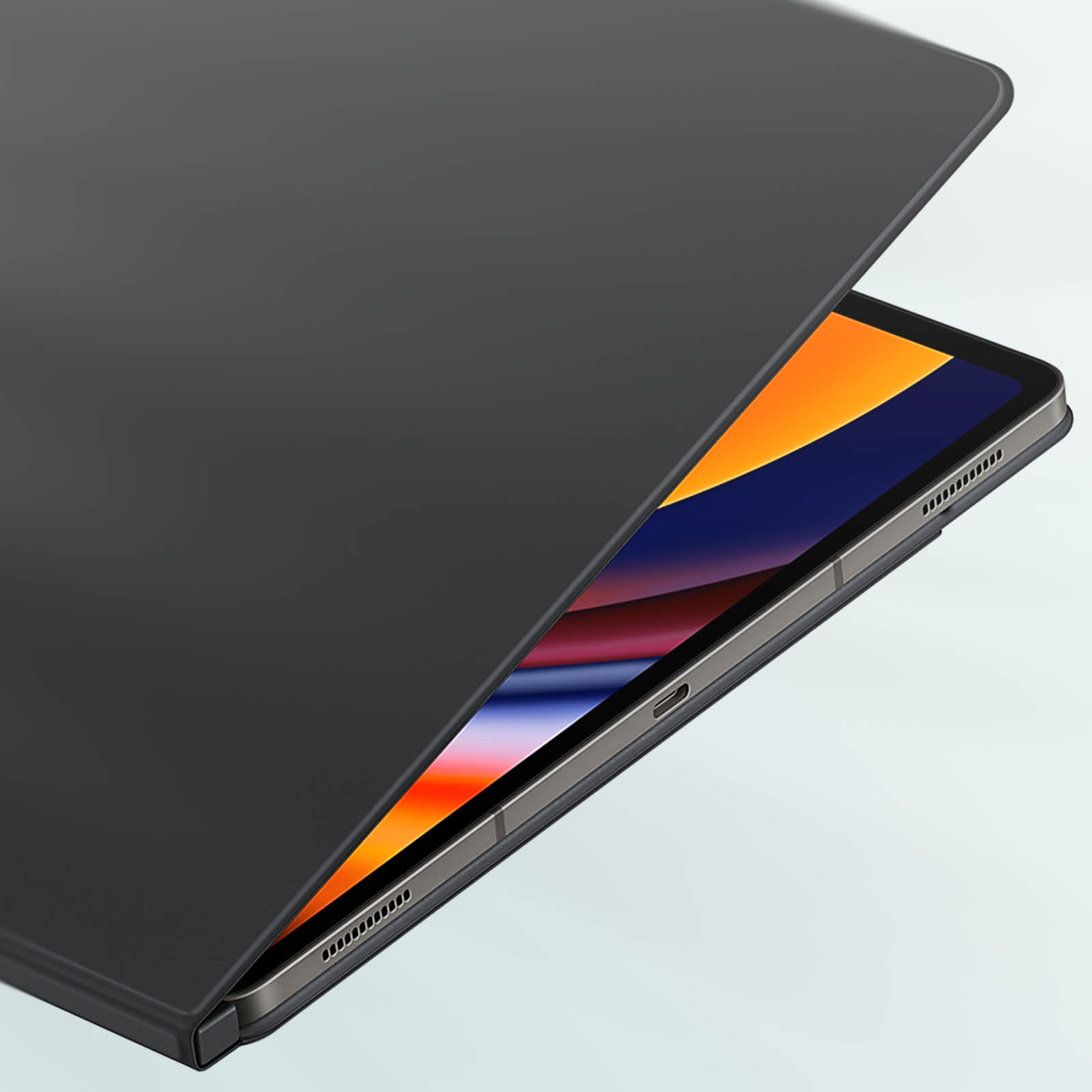 Una funda de tableta negra parcialmente abierta, que revela una tableta con pantalla naranja y azul.