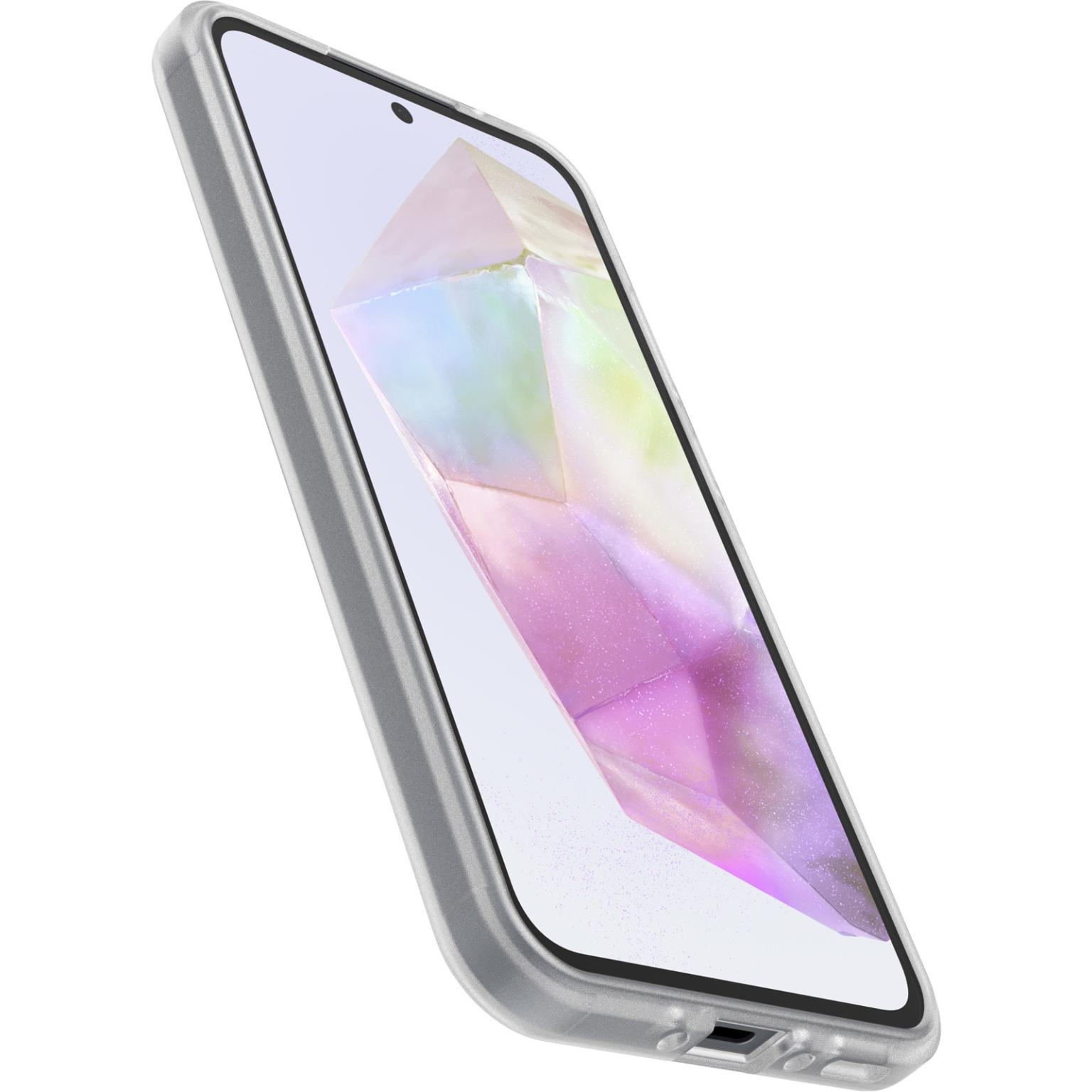 Zilveren telefoon in een hoesje, schuin naar de kijker.