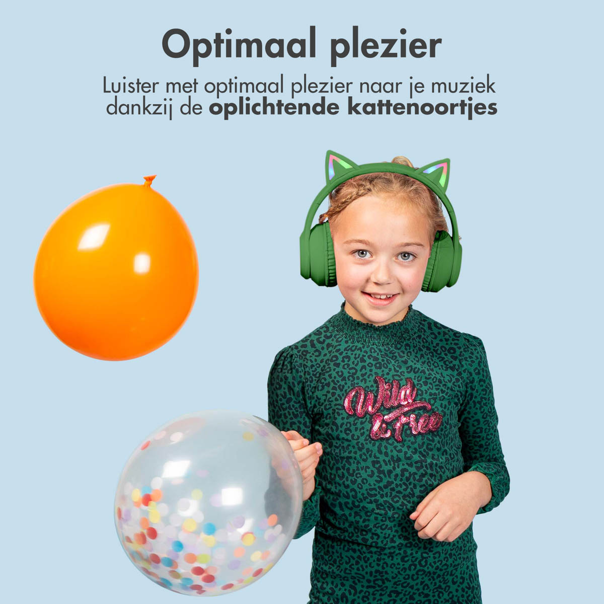 Meisje met groene koptelefoon met kattenoren, houdt een ballon en confetti vast.