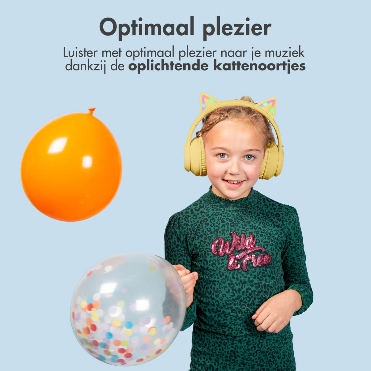 Een meisje met kattenoorkoptelefoon en een ballon. Er is een oranje ballon en een confetti ballon.