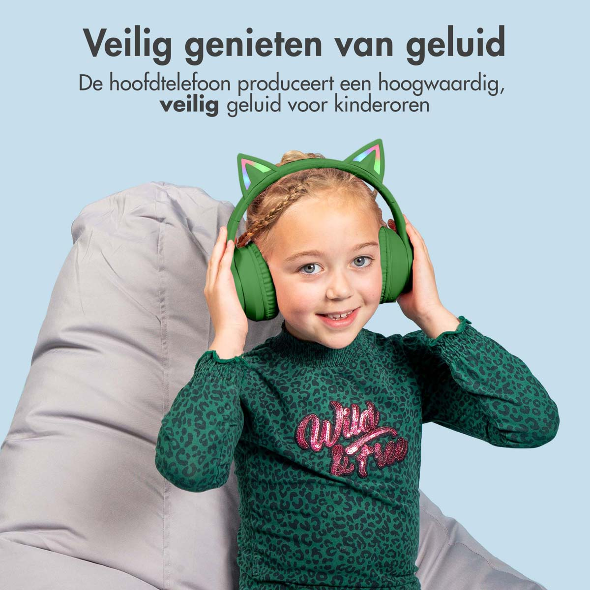 Een meisje met een groene koptelefoon met kattenoren lacht. Blauw.