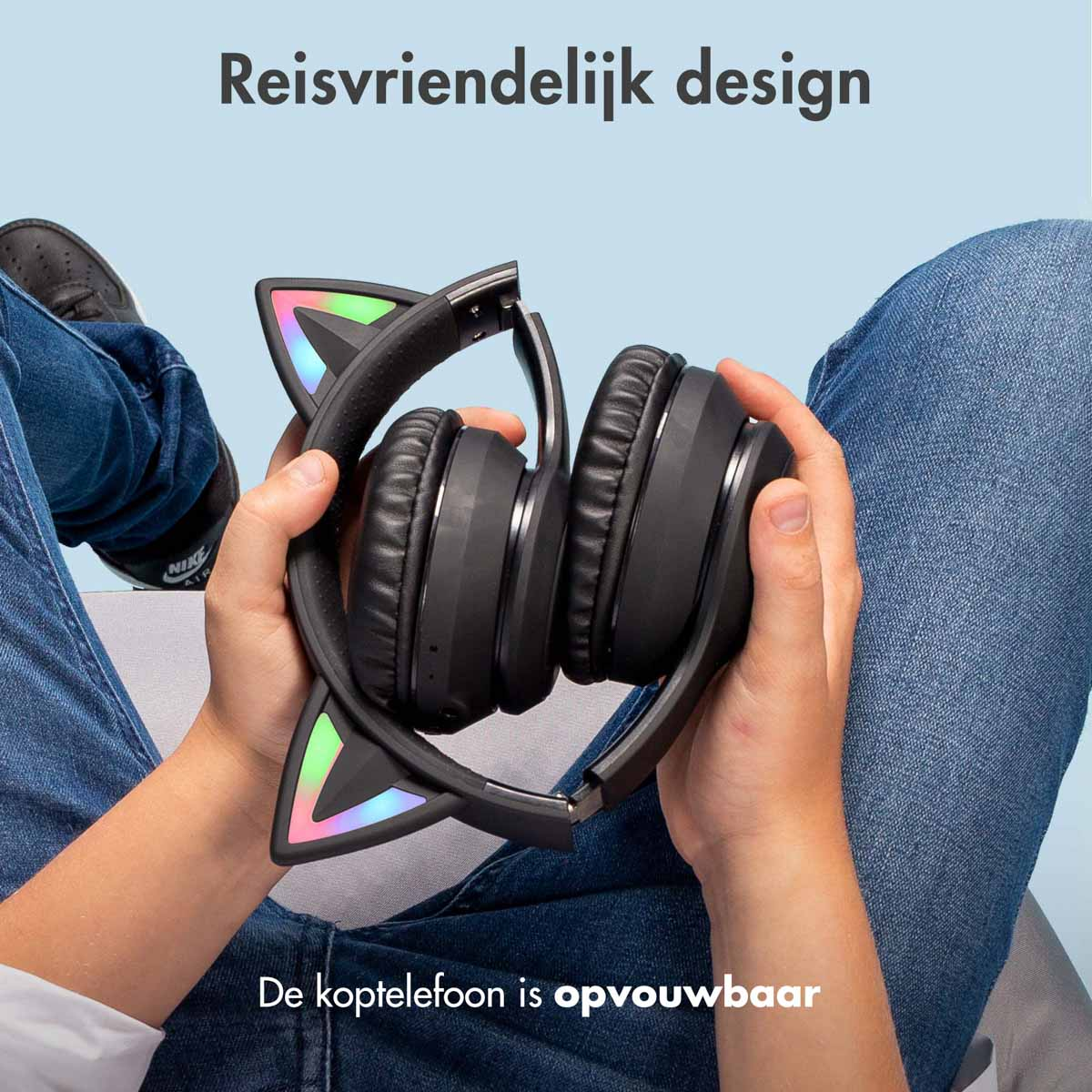 Persoon die opvouwbare koptelefoon met kattenoorontwerp vasthoudt.