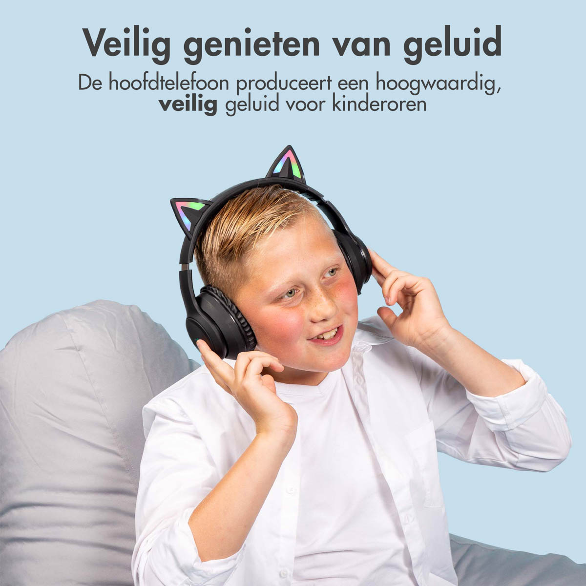 Een jongen met koptelefoon met kattenoren lacht. Koptelefoon is zwart.