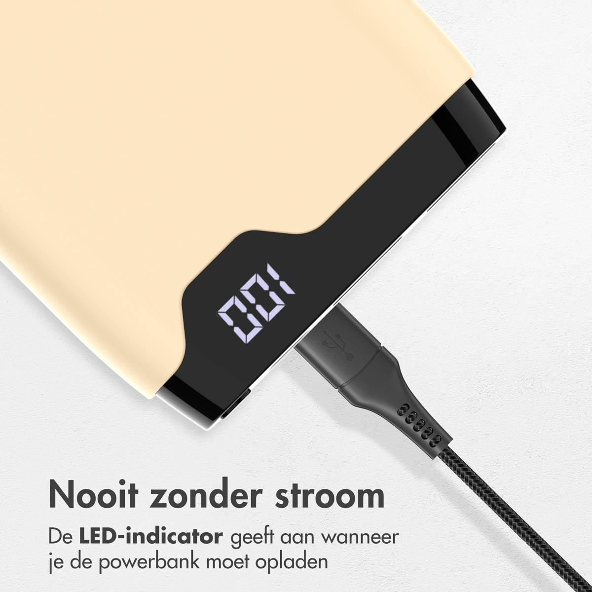 Beige Powerbank mit Anzeige 100% und angeschlossenem Ladekabel.