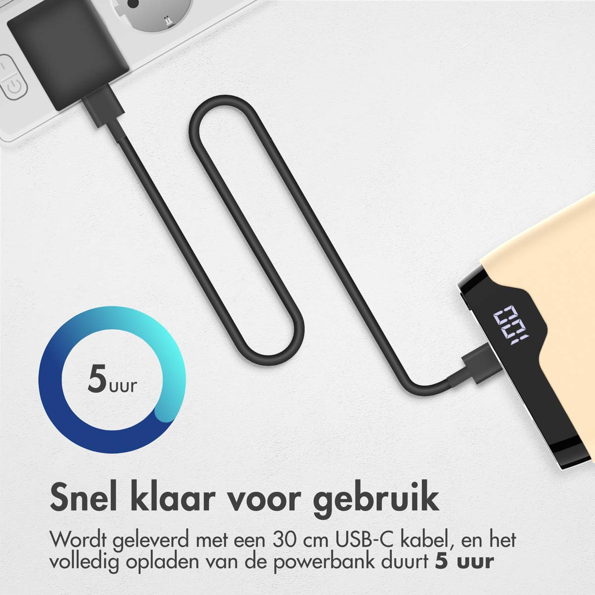 Powerbank wird mit USB-C-Kabel aufgeladen. Ein blauer Kreis zeigt die Ladezeit von 5 Stunden.