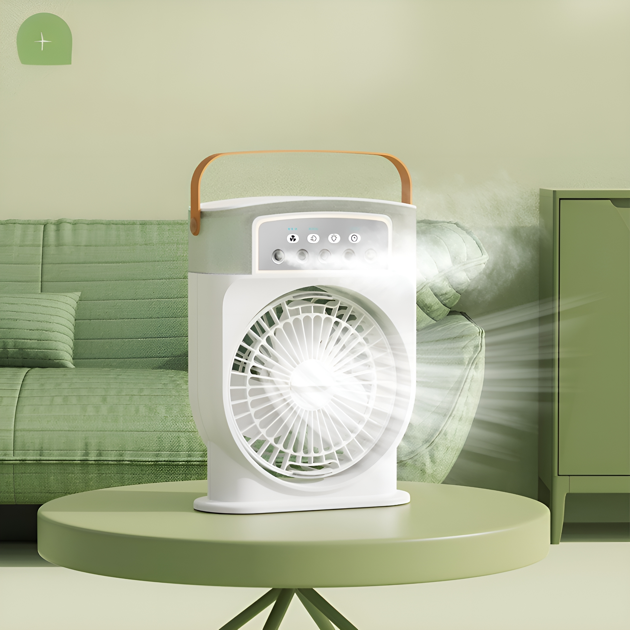 Ein weiß-grüner Ventilator steht auf einem Tisch. Der Ventilator hat einen Griff und sprüht Nebel. Hintergrund ist ein grünes Zimmer.