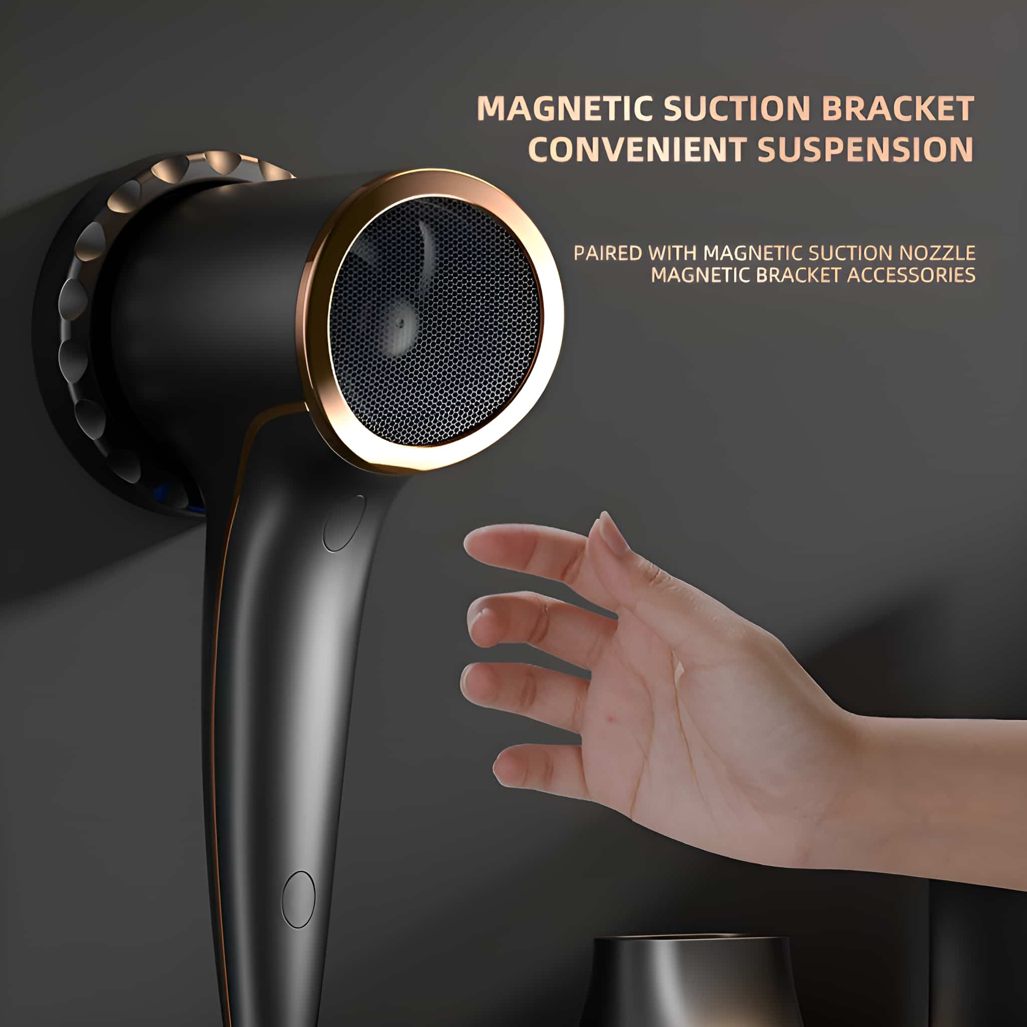 Schwarzer und goldener Haartrockner an der Wand, Hand greift danach. Text: Magnetische Saughalterung.