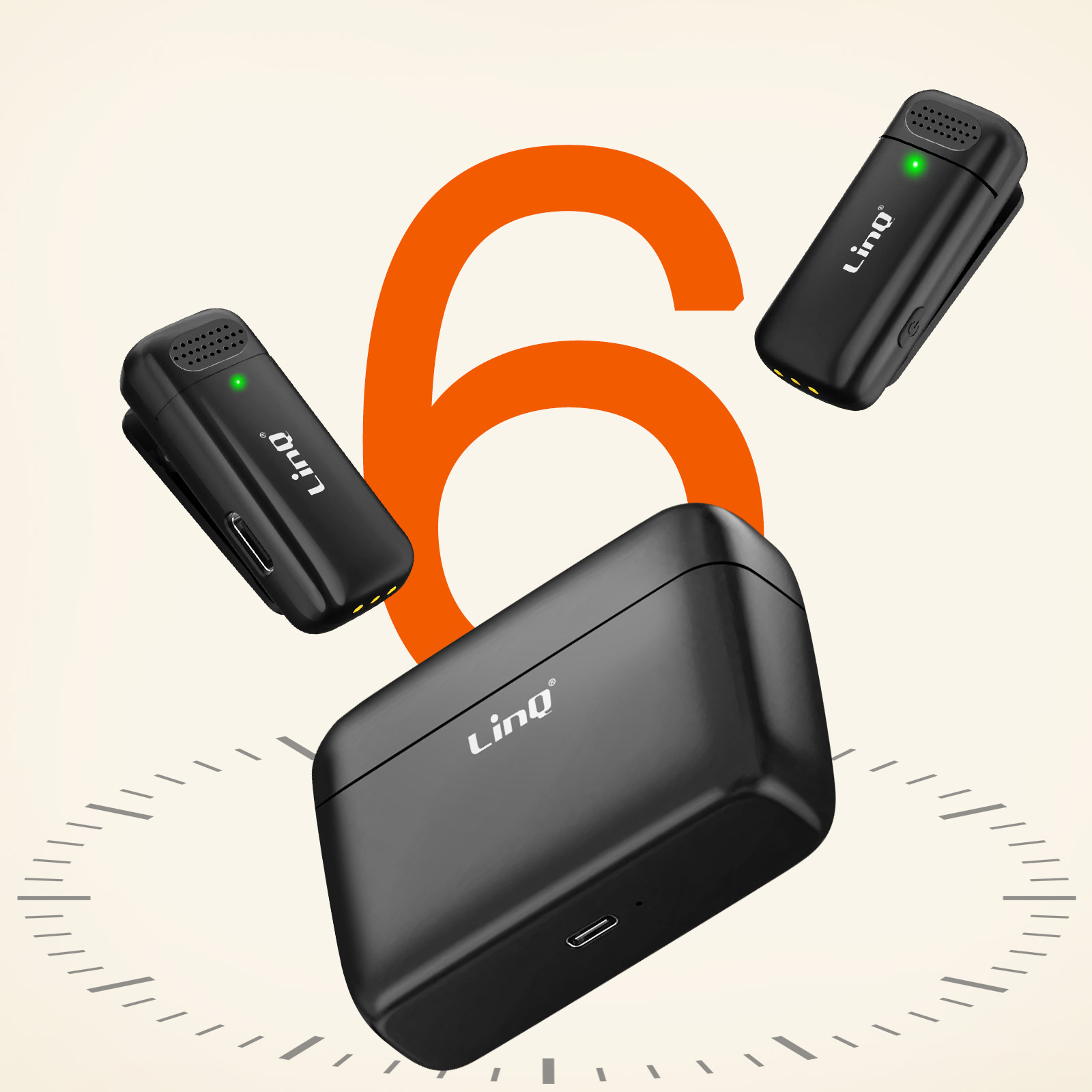 Tre microfoni wireless neri e una custodia di ricarica. Il numero 6 è sullo sfondo.
