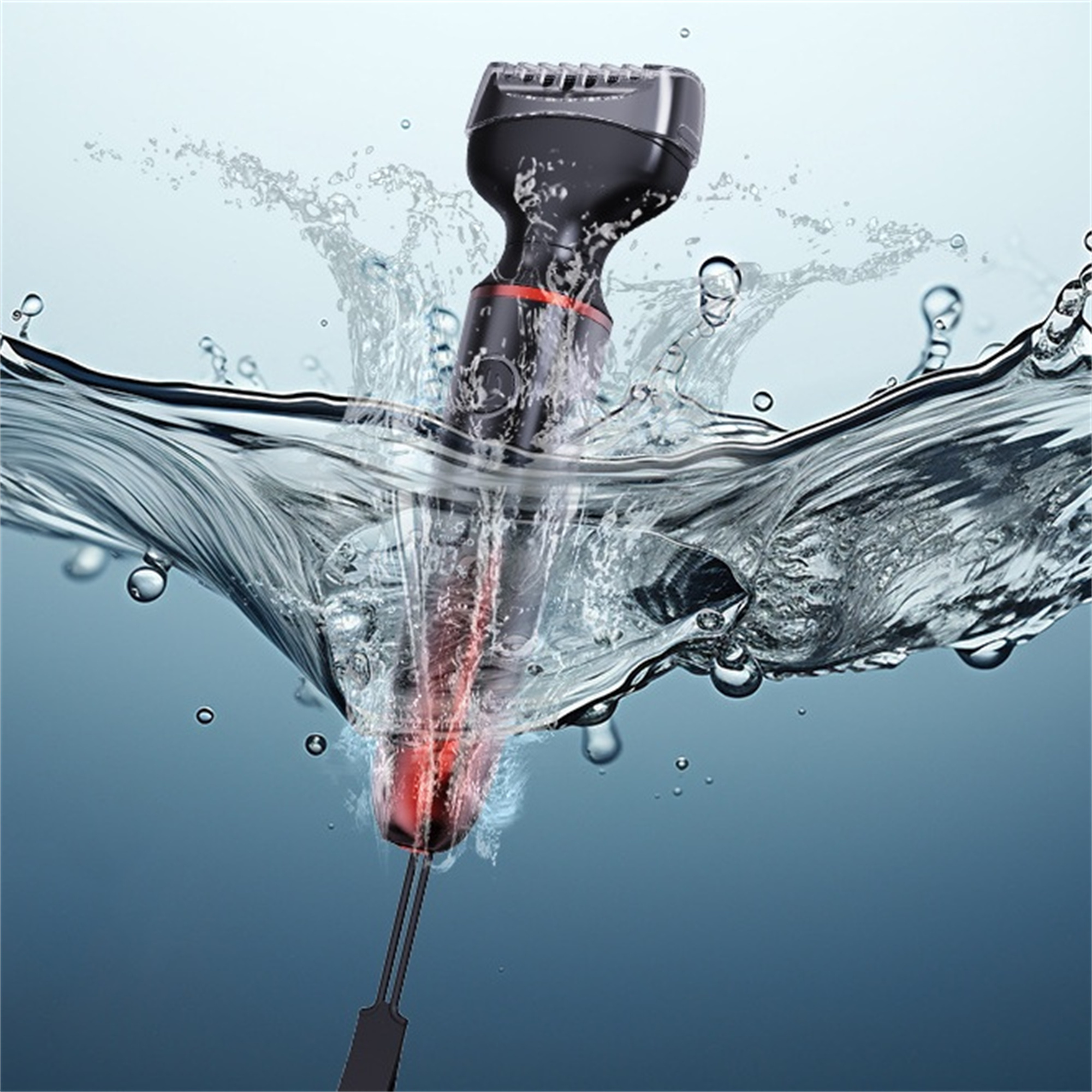 Ein schwarzer Stabmixer im Wasser, der Spritzeffekte erzeugt, rotes Licht vom Gerät.