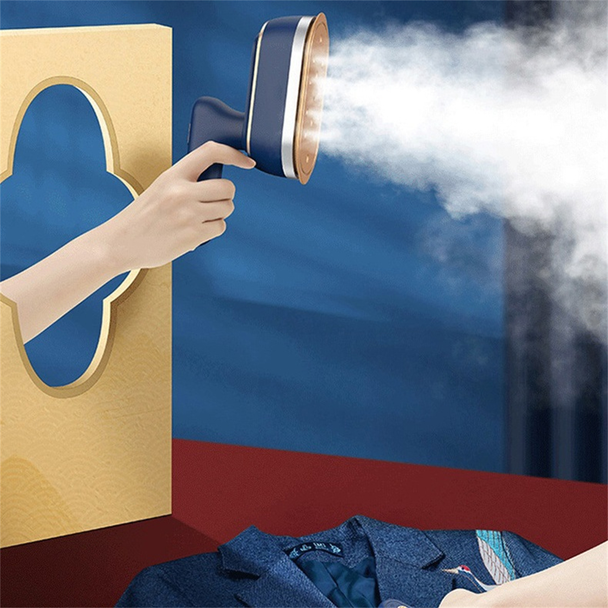 Eine Person verwendet einen blau-goldenen Handdampfer auf einer blauen Jacke.