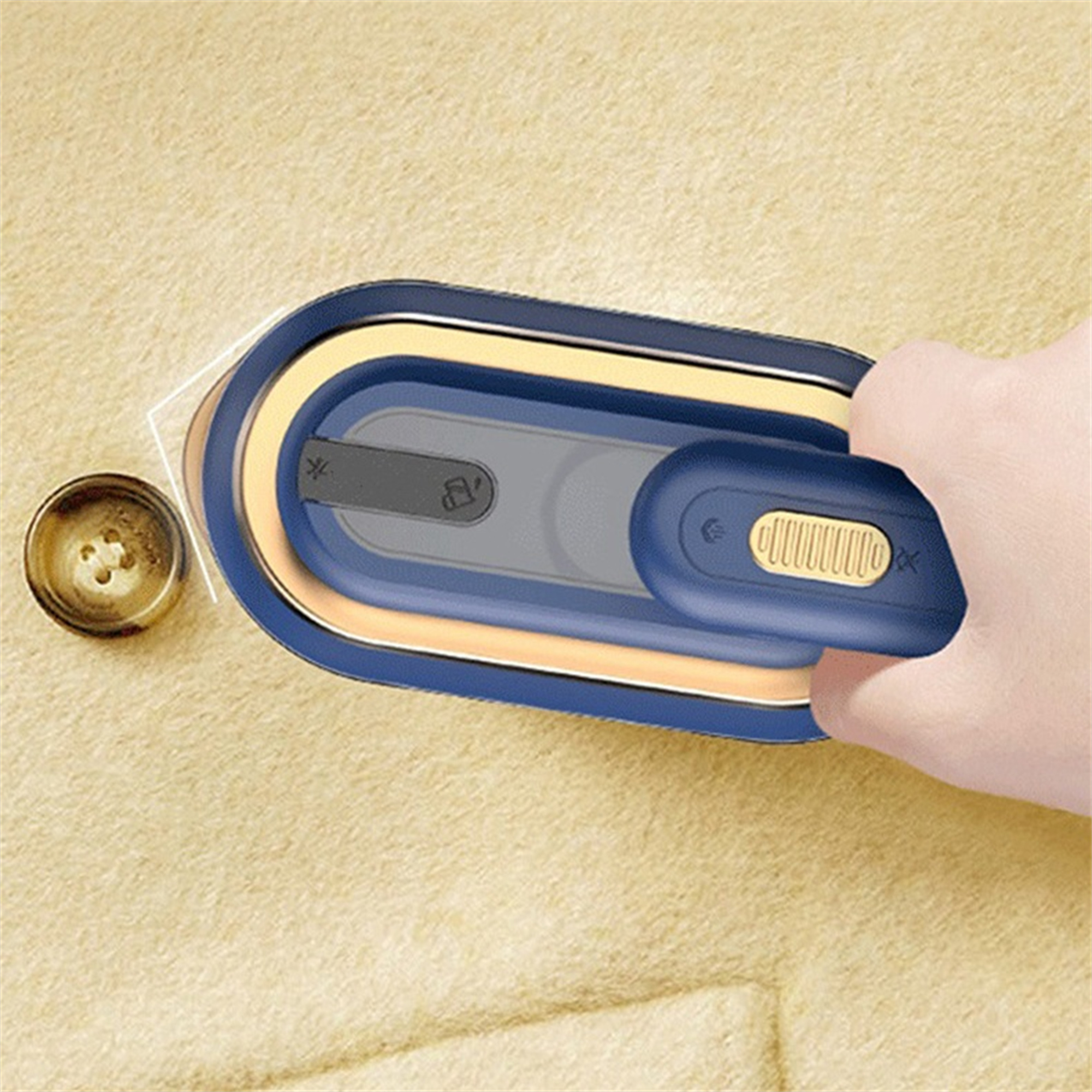 Ein blaues und goldenes Bügeleisen wird an einem Mantel verwendet, neben einem Knopf.