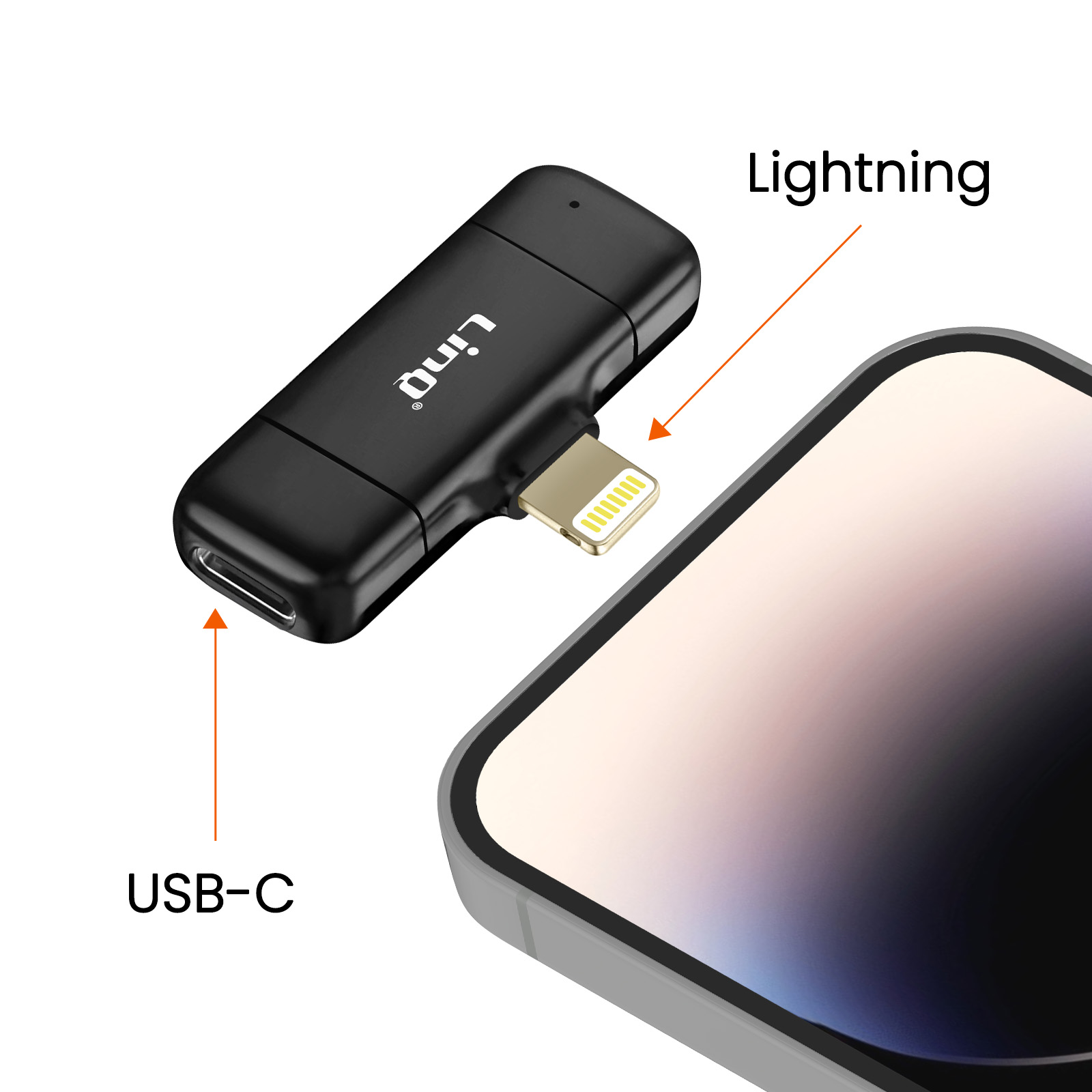 Un adattatore nero con porta USB-C e connettore Lightning, accanto a un telefono.