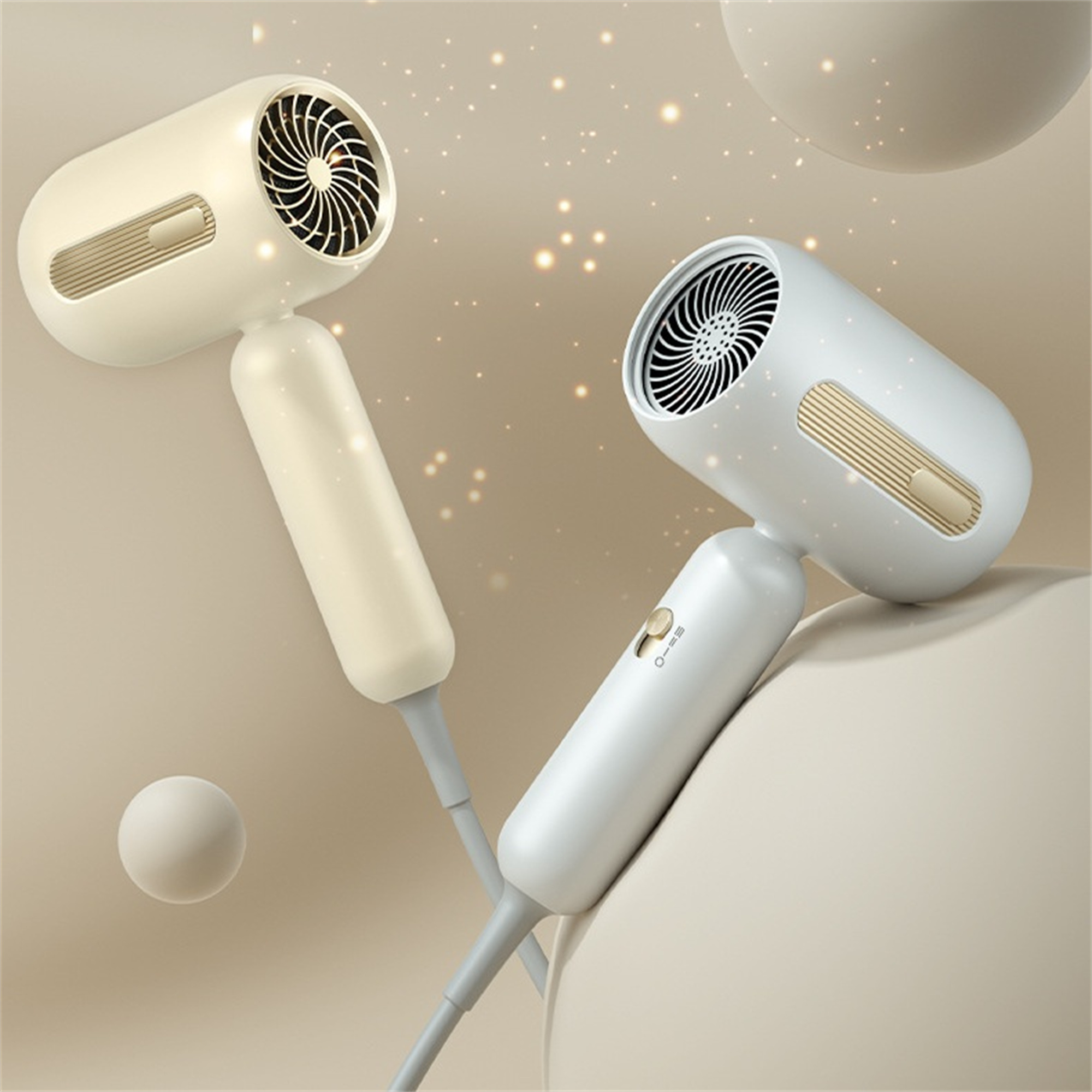 Zwei weiße und beige Haartrockner mit nach vorne gerichteten Düsen, vor einem beigen Hintergrund.