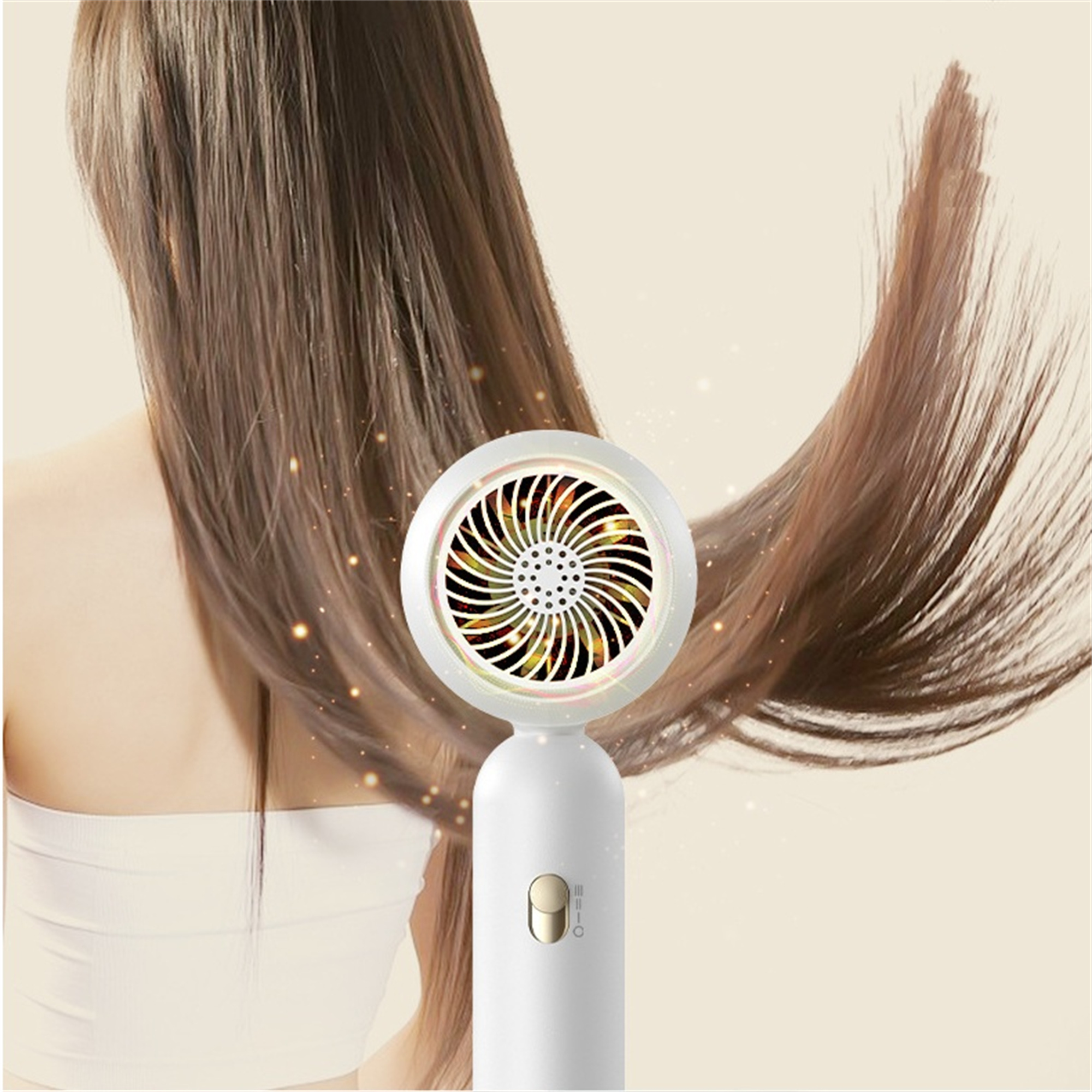 Eine Frau mit langen braunen Haaren lässt sich ihre Haare mit einem weißen Haartrockner trocknen. Der Trockner hat ein einzigartiges Design.