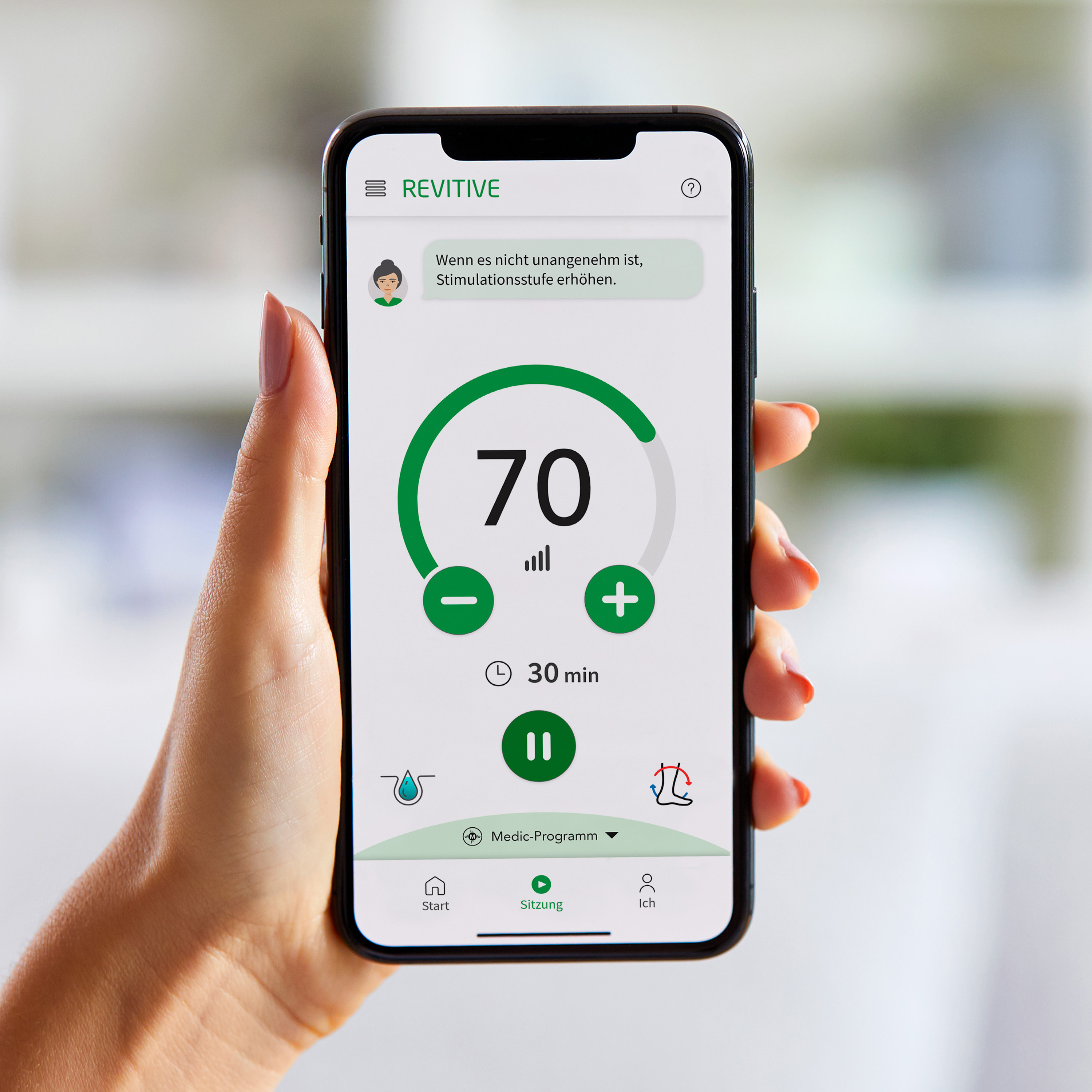 Eine Hand hält ein Telefon mit einer Gesundheits-App.