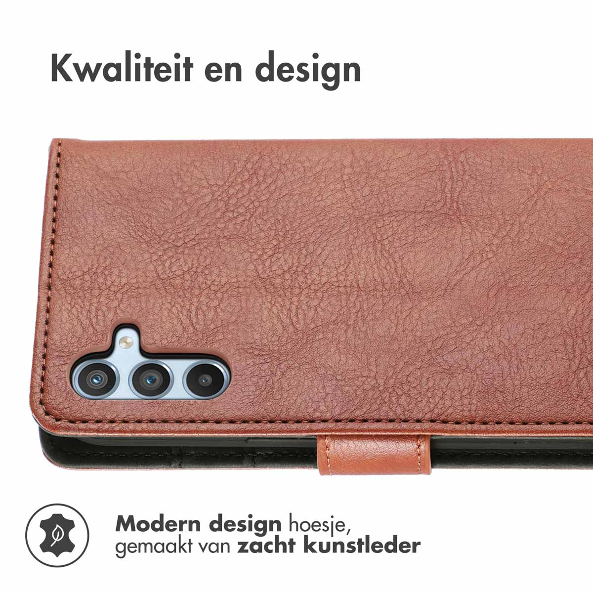 Bruine telefoonhoes, gesloten. Toont drievoudige camera. Gemaakt van zacht leer.