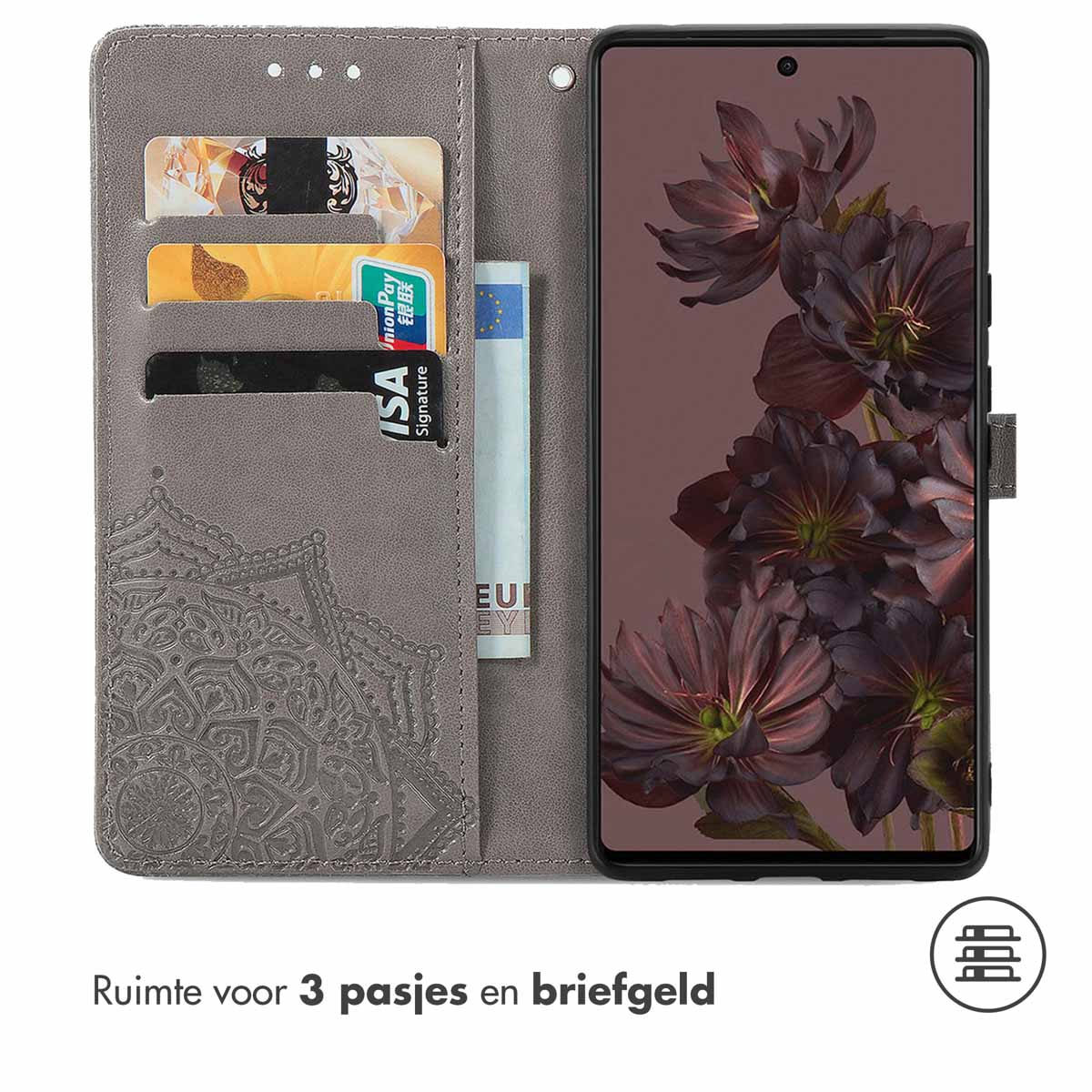 Grijze telefoonhoes open, met kaartsleuven, contanten en een telefoonscherm met bloemen.