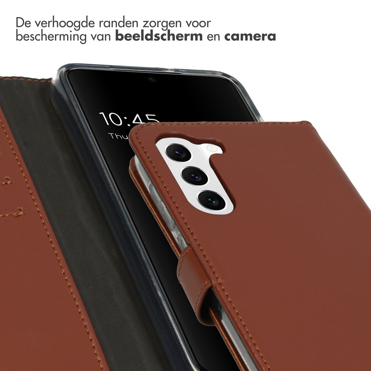 Bruine telefoonhoes met telefoon erin. Verhoogde randen beschermen het scherm en de camera. Donkere achtergrond.