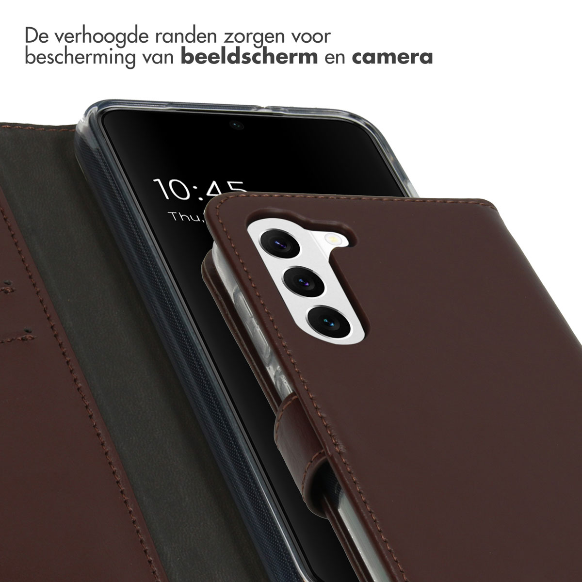Een bruine telefoonhoes, beschermt een telefoonscherm met tijd. Tekst: De verhoogde randen beschermen het scherm.
