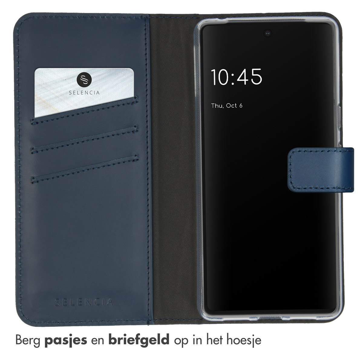 Blauw telefoonhoesje, open om een kaart en telefoon te laten zien. Telefoon staat aan.