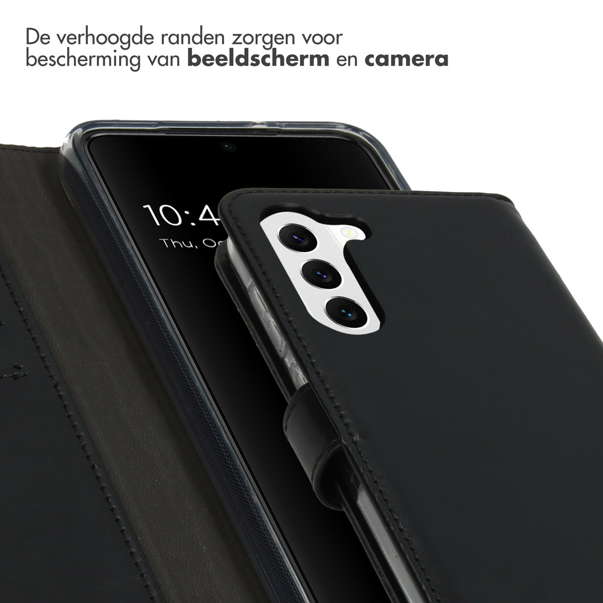 Zwarte telefoon in een portemonnee. De hoes heeft een ontwerp en een riem.