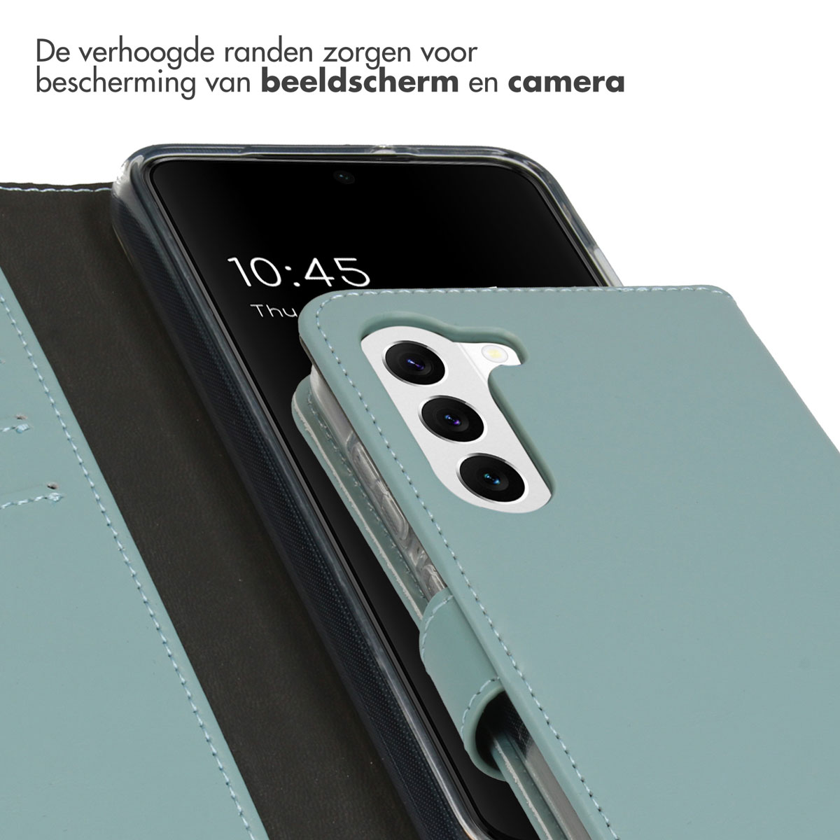 Groene telefoonhoes met een telefoon erin, die de tijd 10:45 op het scherm laat zien.