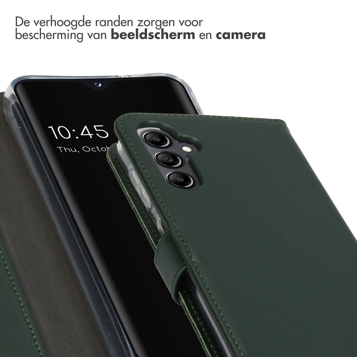 Een donkergroene telefoonhoes met een telefoon erin. De telefoon heeft drie camera's.