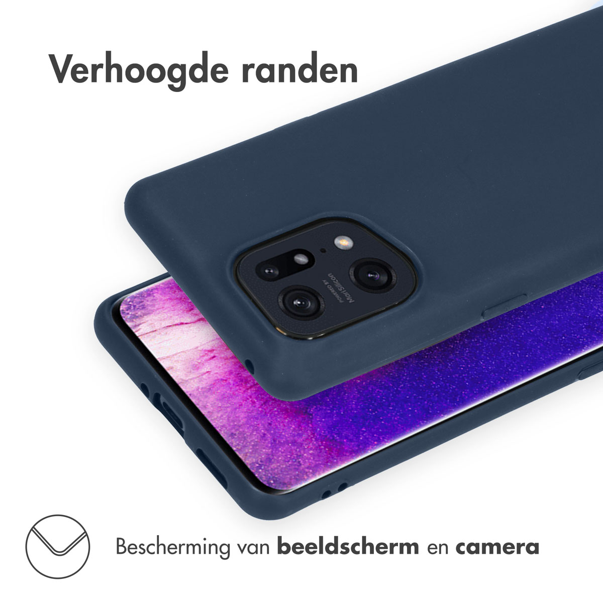 Funda de teléfono azul con protección de cámara. El teléfono muestra una pantalla morada.