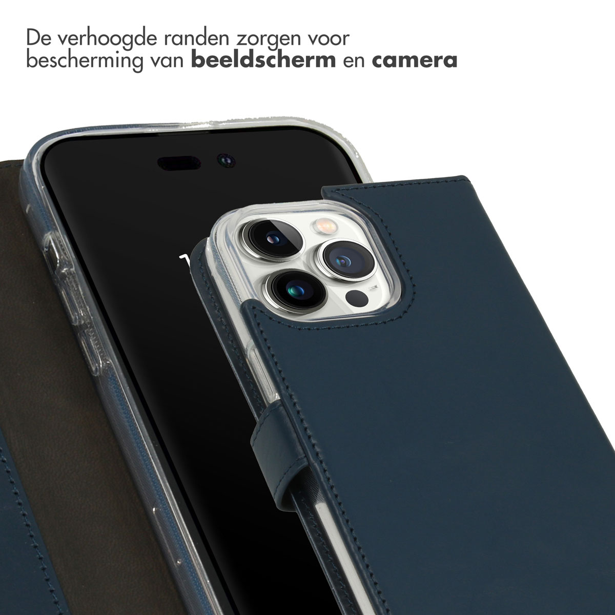 Blauwe telefoonhoes die telefoon bedekt. Close-up van de camera.