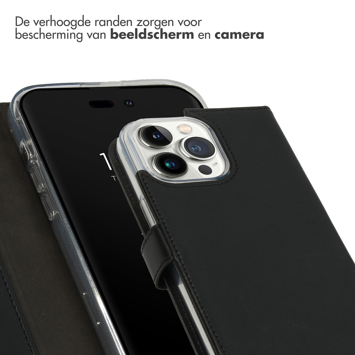 Close-up van een telefoon in een zwarte hoes. De hoes bedekt de achterkant en zijkanten. Heldere rand.