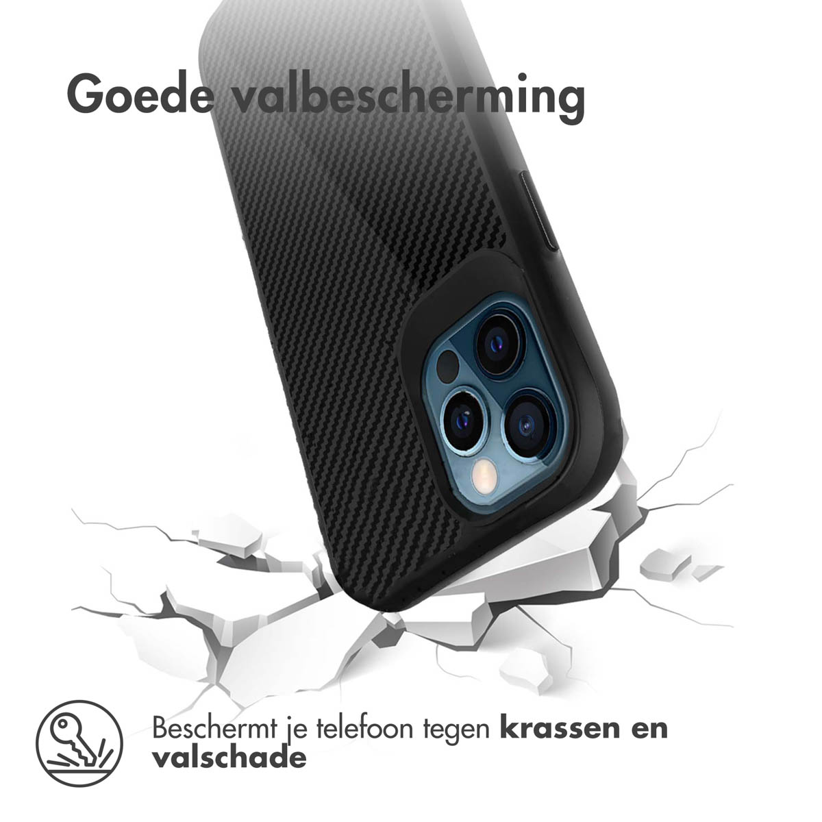 Zwart telefoonhoesje met een carbonvezel design. De telefoon zit in de hoes, met scheuren onderaan.