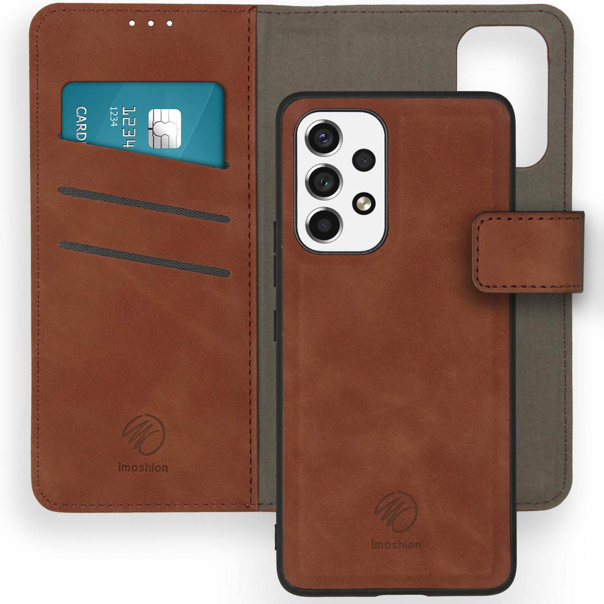 Bruin leren telefoonhoesje open met een kaart en telefoon. Hoesje heeft een kaartsleuf en magnetische sluiting.