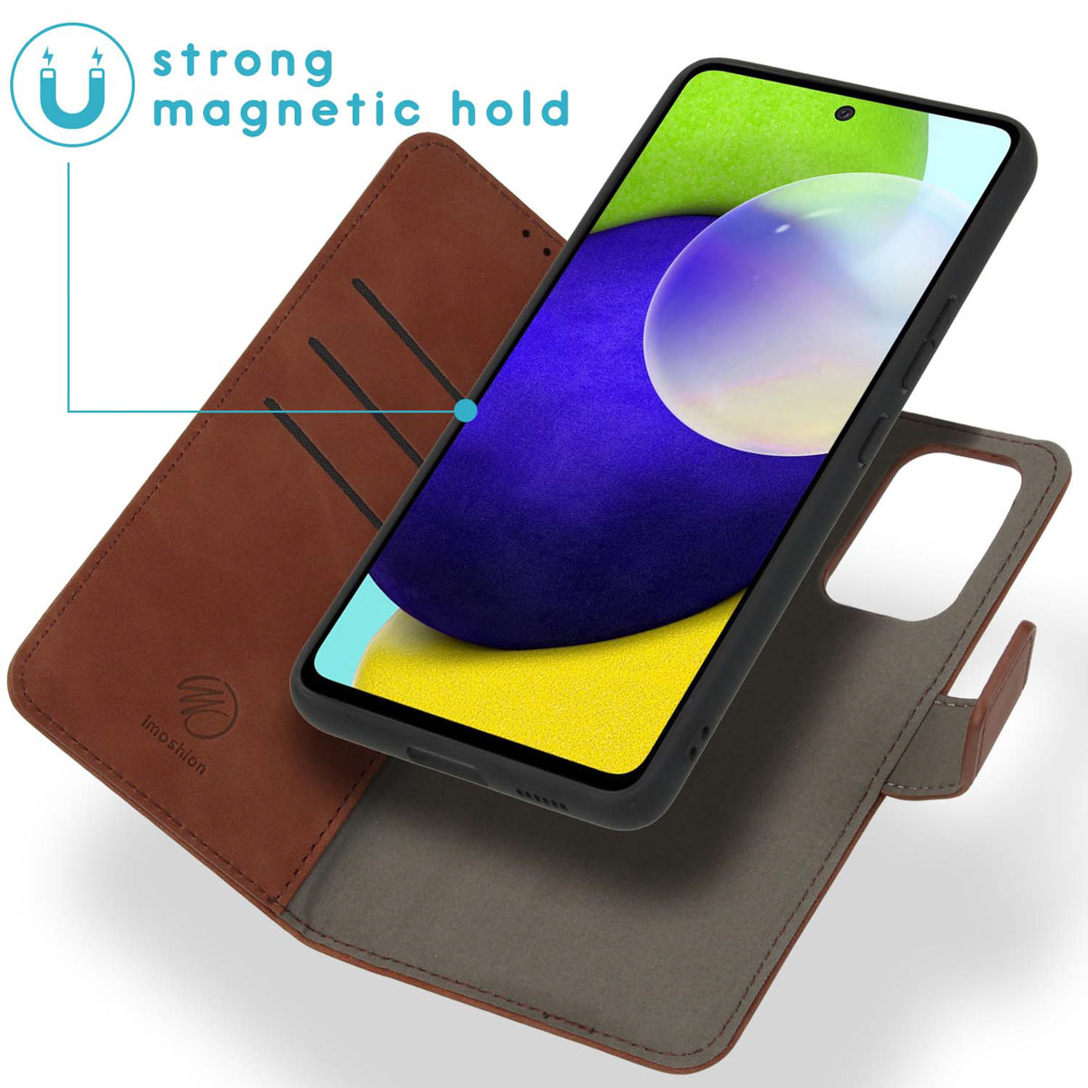 Bruine telefoonhoes met een telefoon en een magnetische sluiting. De hoes heeft kaartsleuven.