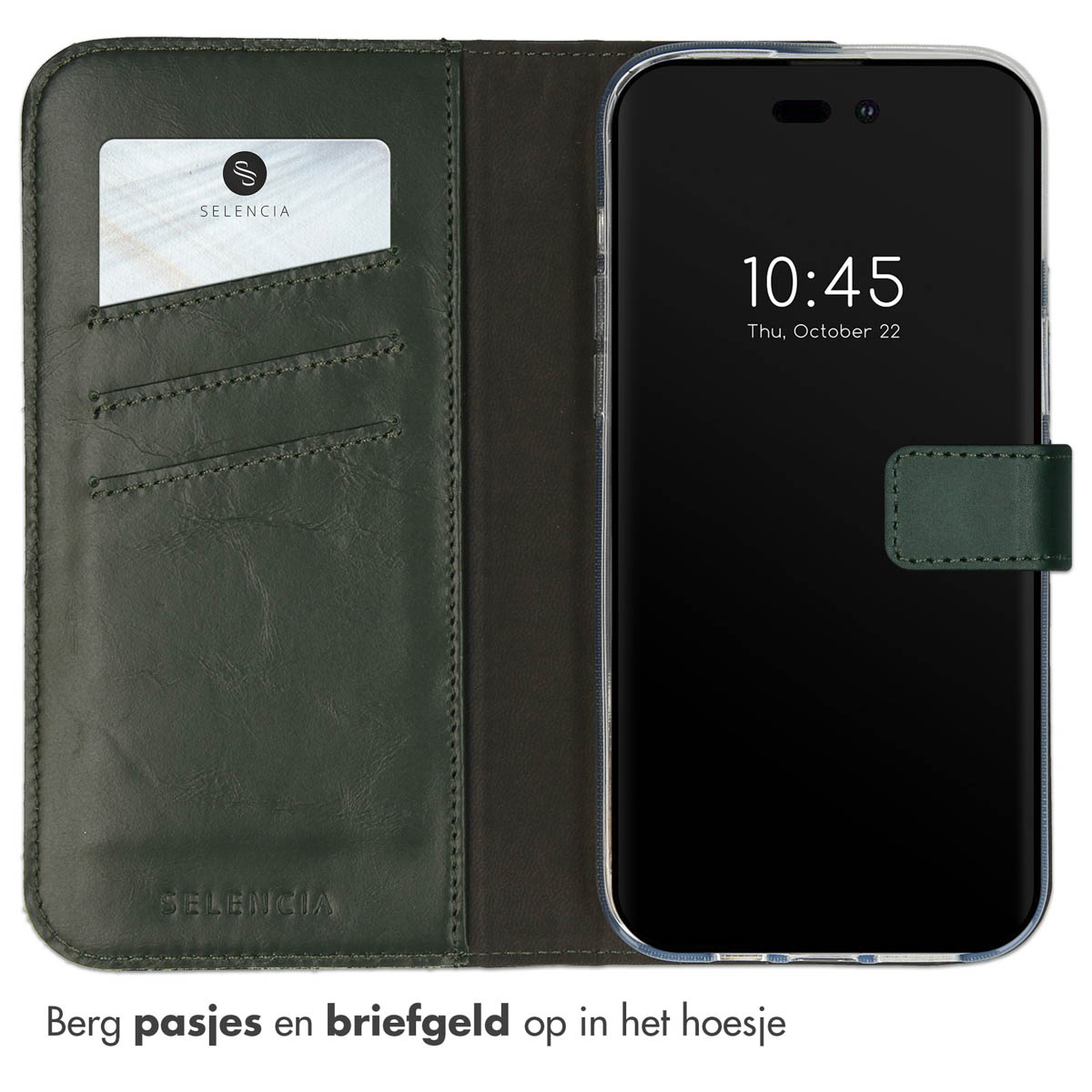Telefoon in een groene leren hoes. Open hoes met kaartsleuven en geldsleuven. Telefoonscherm aan en klok weergegeven.