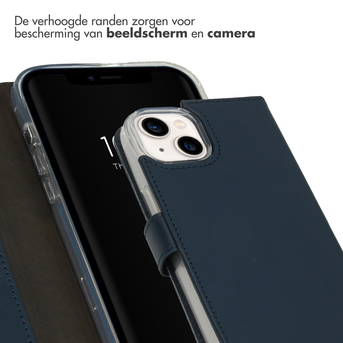 Blauwe telefoonhoes met telefoon erin. De hoes beschermt het scherm en de camera.
