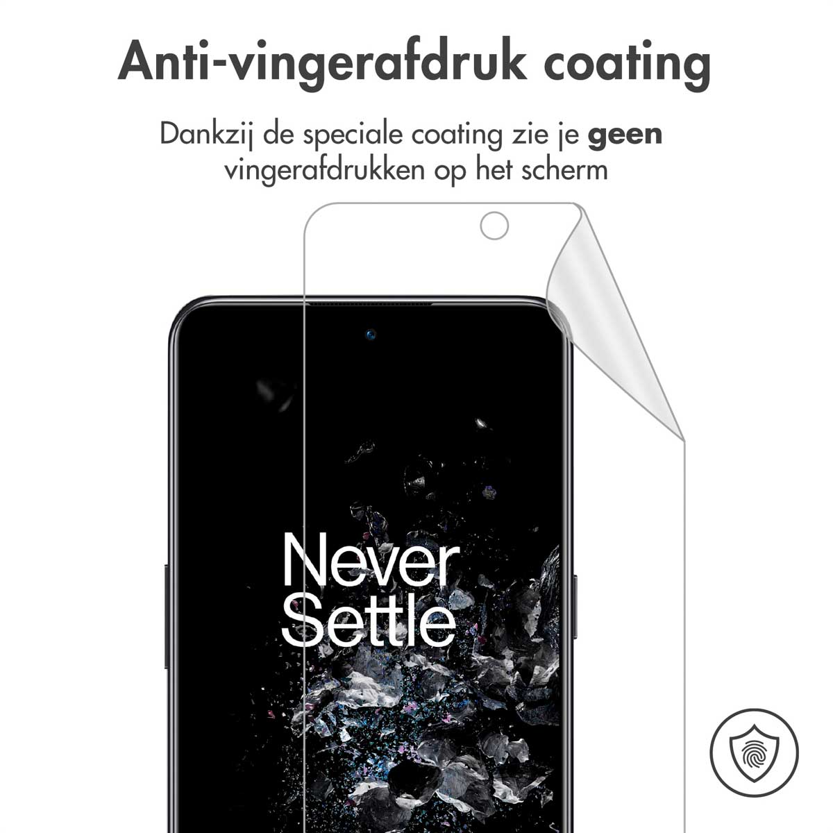 Een telefoon met een schermbeschermer die wordt aangebracht. Op het scherm staat 'Never Settle'. De beschermer pelt af.