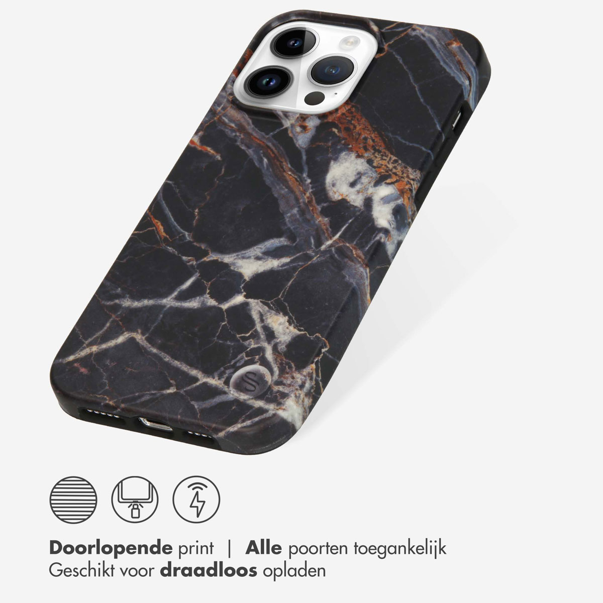 Coque de téléphone en marbre noir. Le téléphone est incliné, montrant le design de la coque.
