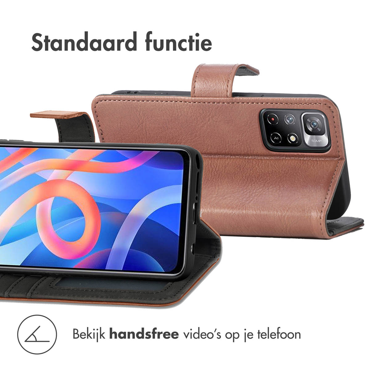 Telefoon in een bruine hoes, geopend om het telefoonscherm te tonen. Witte achtergrond.